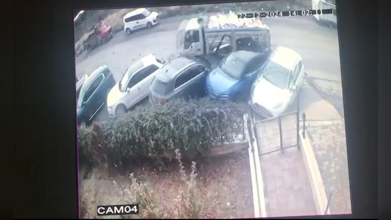Kamyonet Yokuşta Geri Kaçtı, 11 Araç Hasar Gördü