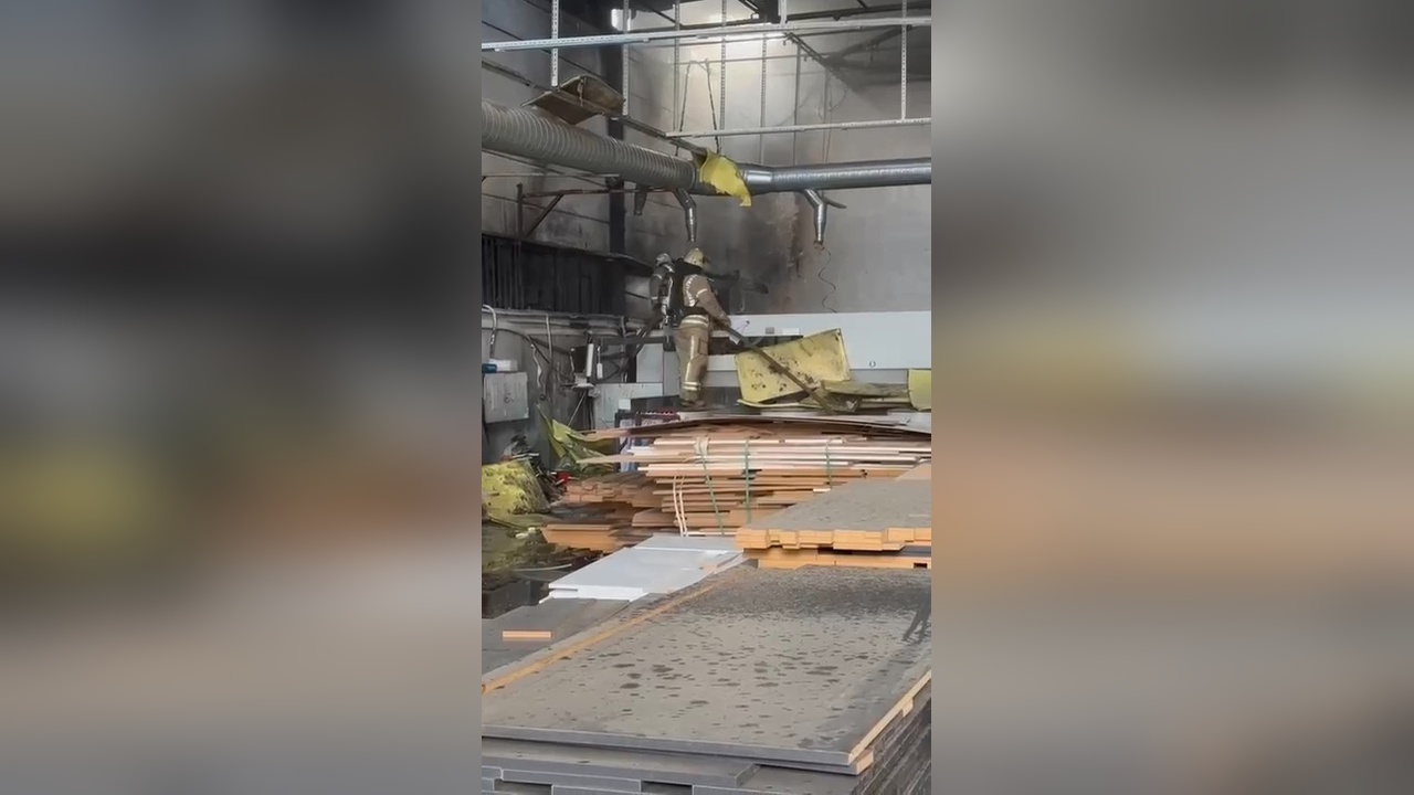 Küçükçekmece'de Marangoz Atölyesinde Yangın Kontrol Altına Alındı