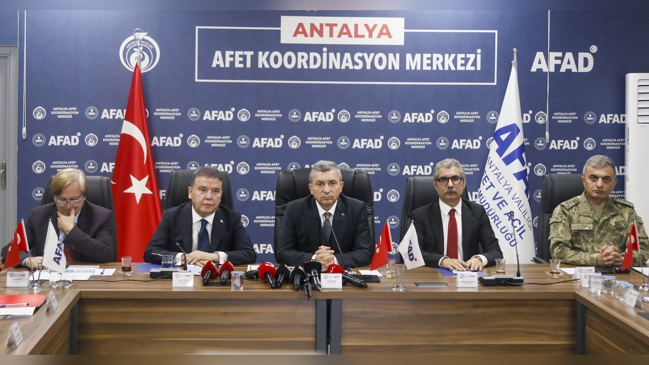 Antalya'da Turuncu Kod Uyarısı: Taşımalı Eğitime Ara Verildi