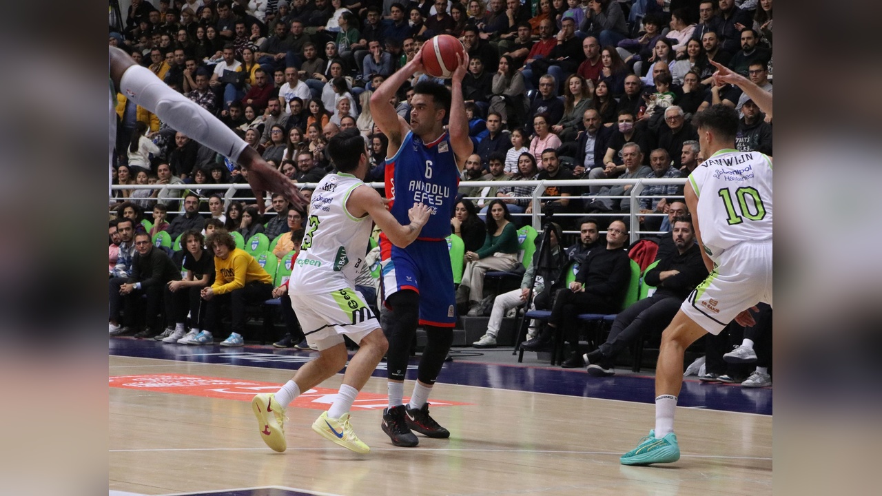 Anadolu Efes, Merkezefendi'yi Farkla Geçti