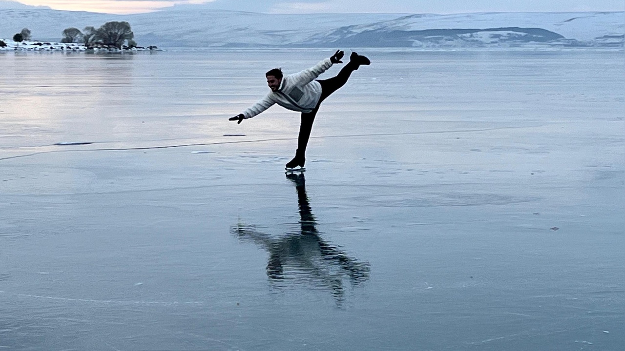 Çıldır Gölü'nde Buz Dansı Gösterisi