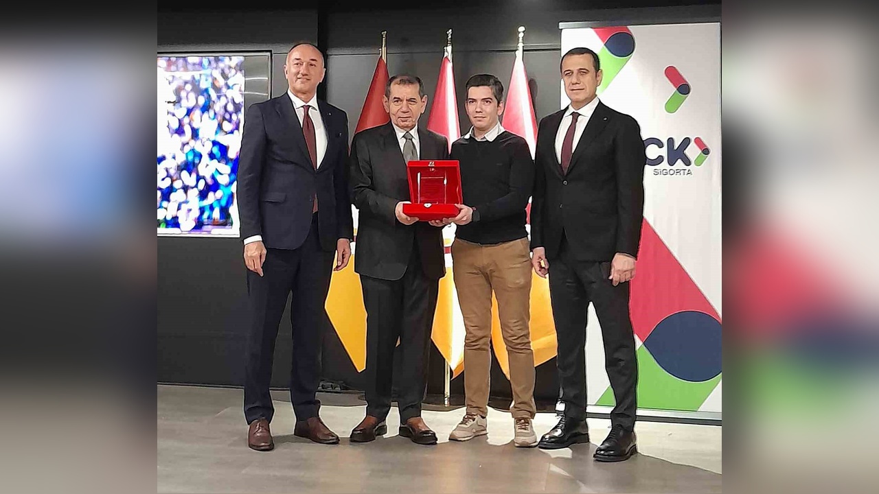 GSYİAD, İHA'ya Ödül Takdim Etti