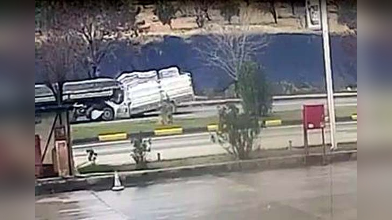 Kamyonet TIR'a Çarptı, Sürücü Hayatını Kaybetti