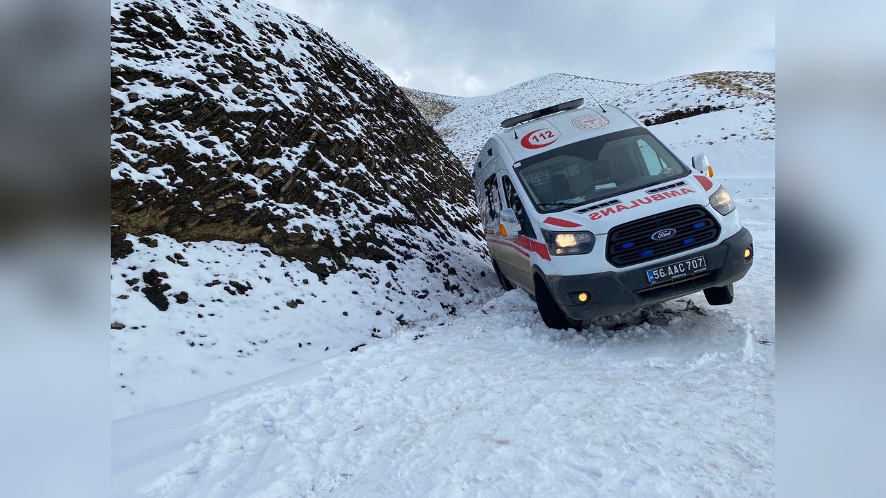 Ambulans Kara Saplandı, Hastaya Ulaşım Sağlandı