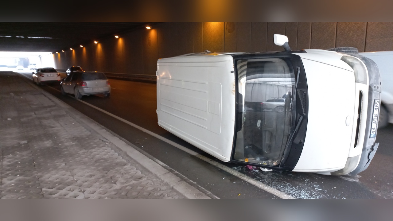 Minibüs ve otomobil kazasında iki kişi yaralandı