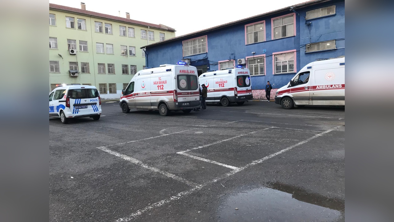 Diyarbakır'da Gıda Zehirlenmesi Şüphesi: 34 Öğrenci Hastaneye Sevk Edildi