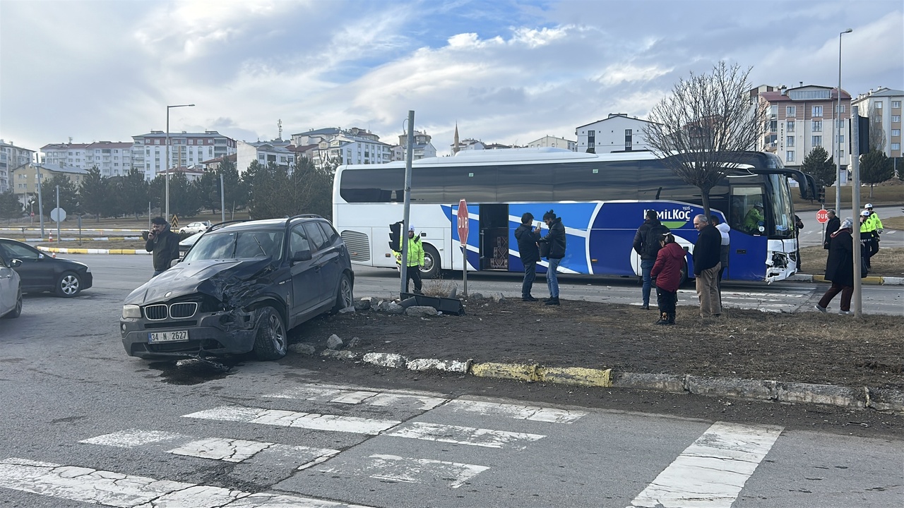 Otobüs ve Cip Çarpışması: Üç Kişi Yaralandı