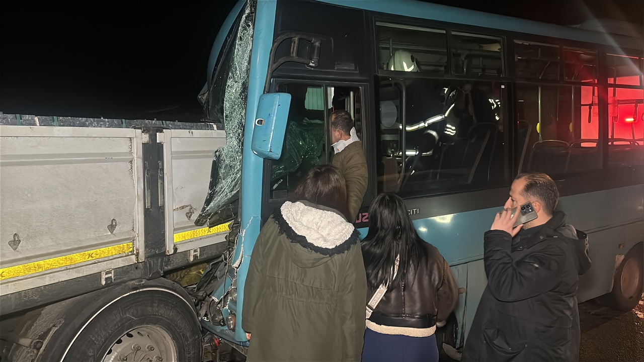 Halk Otobüsü Kaza Yaptı: Emniyet Şeridindeki TIR'a Çarptı