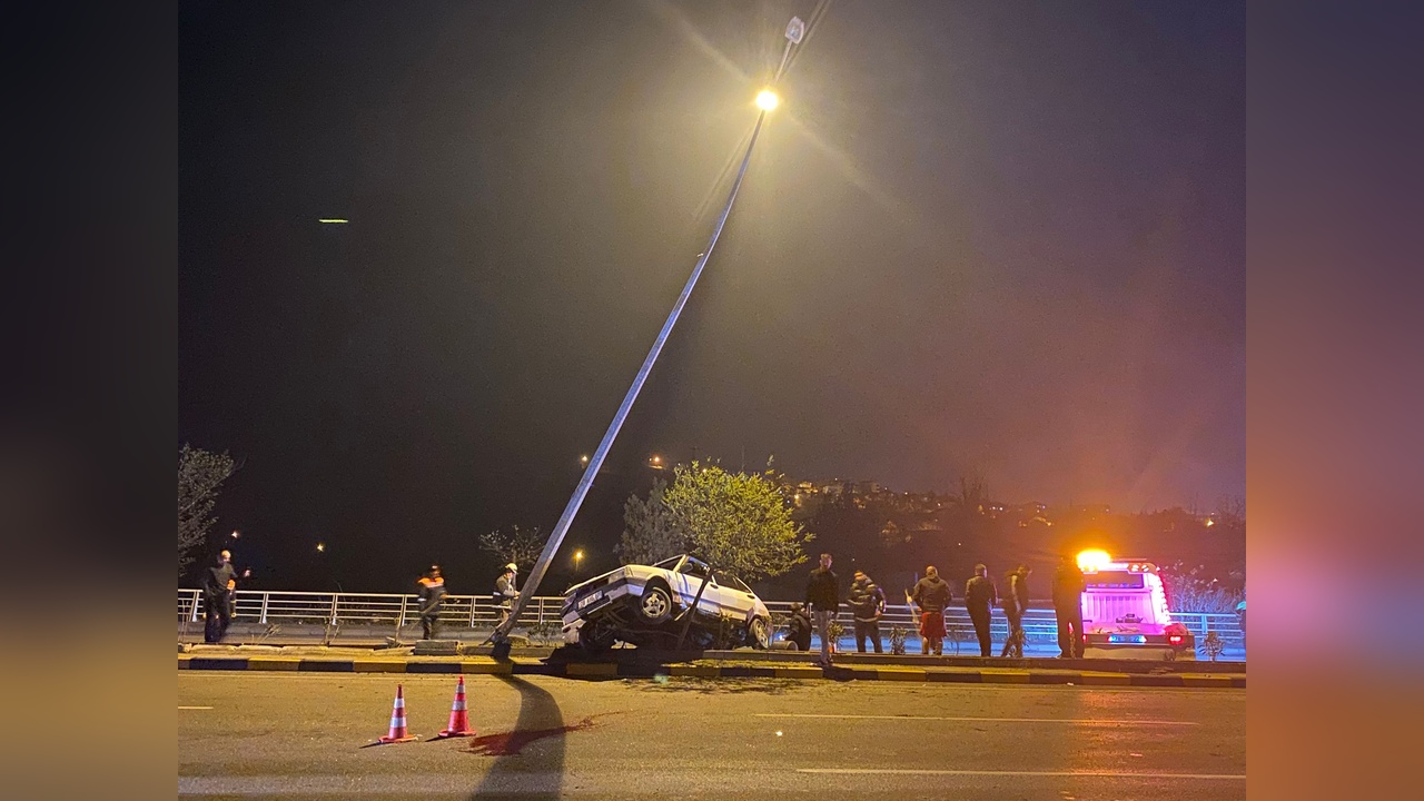 Aydınlatma Direğine Çarpan Otomobilde İki Yaralı
