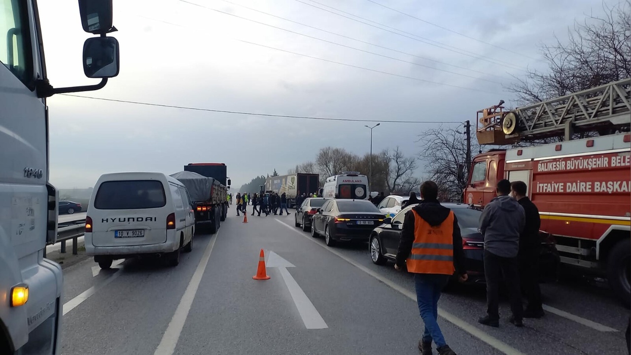 Balıkesir'de Servis Aracı ve TIR Çarpıştı: Çok Sayıda Yaralı Var
