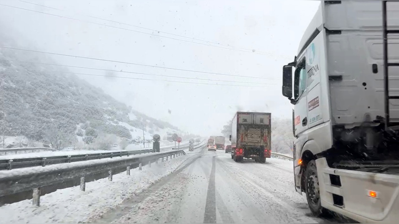 Burdur'da Kar Yağışı Ulaşımda Sorunlara Yol Açtı