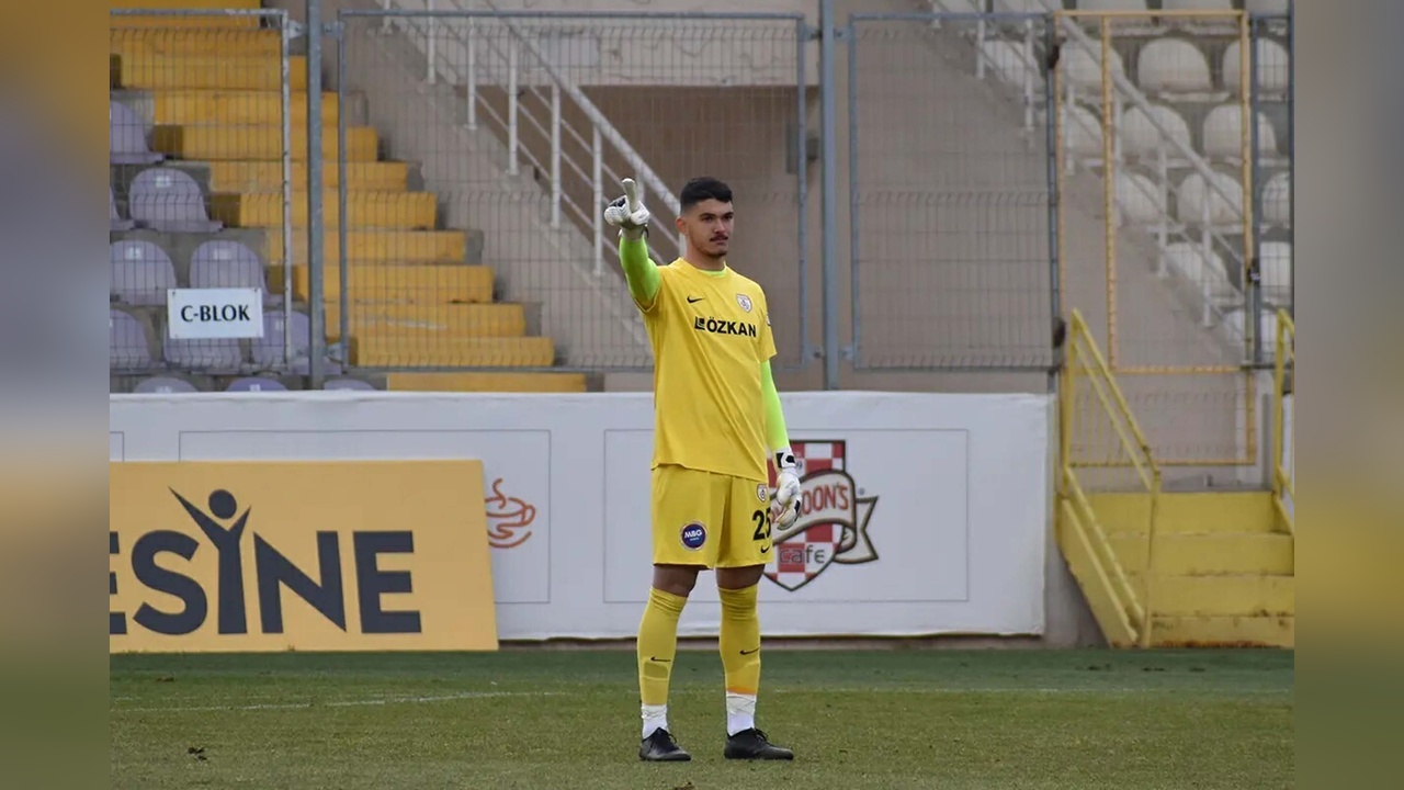 Efe Kaan, Altınordu ile Profesyonel Futbola Adım Attı