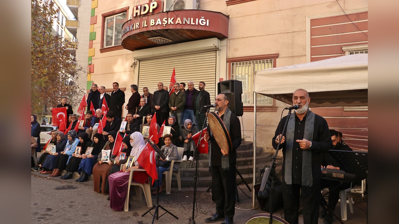 Evlat Nöbetine Destek İçin Dayanışma Konseri Düzenlendi