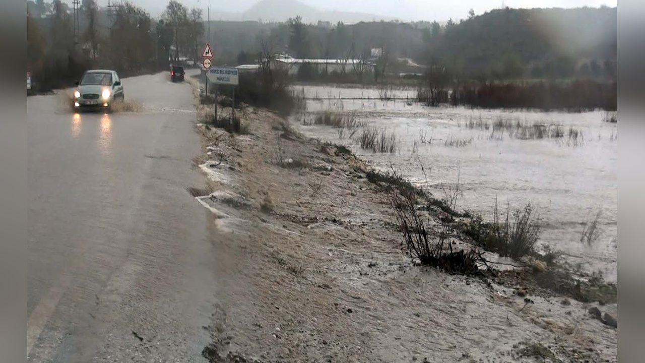 Antalya'yı Vuran Şiddetli Yağış ve Şimşekler