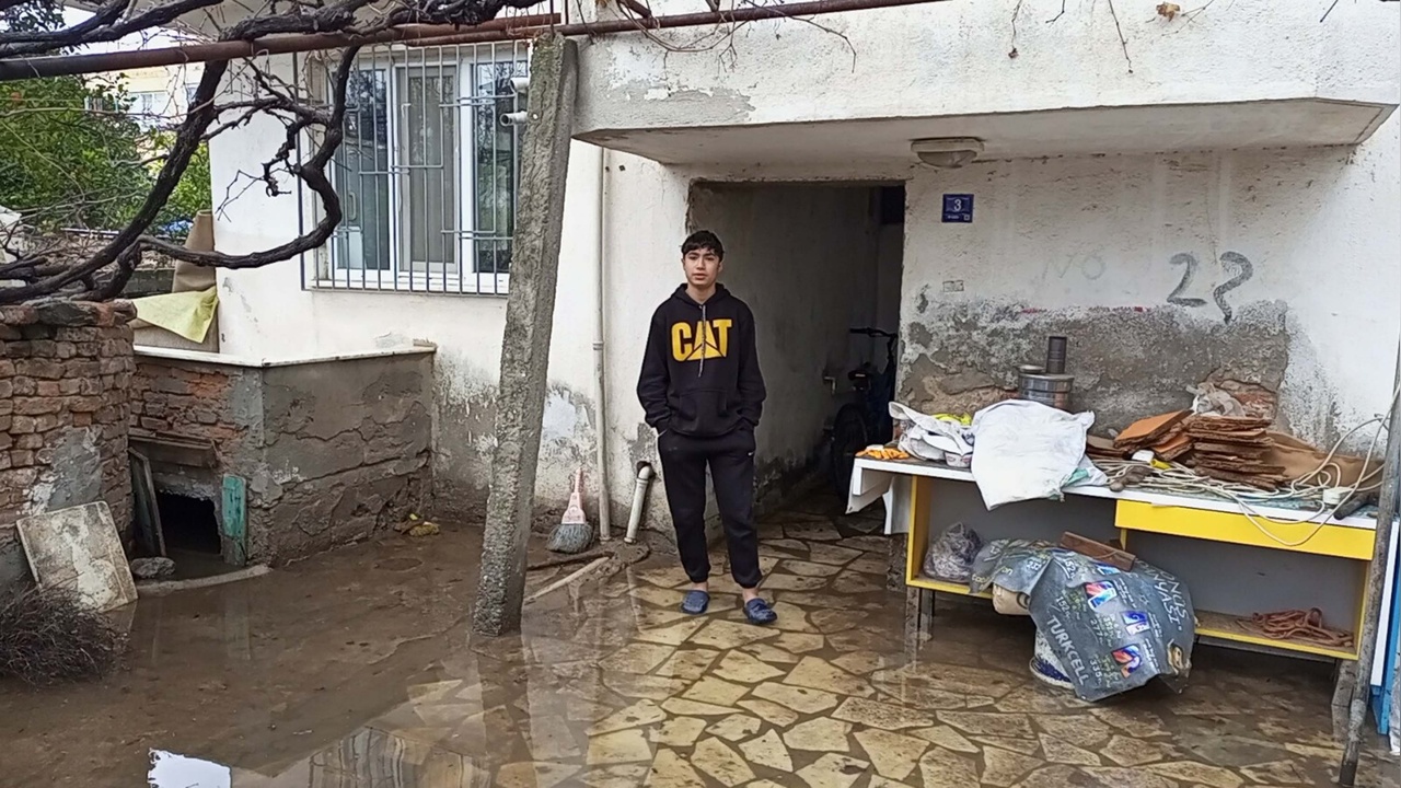 Nazilli'de Su Baskını: Ekipler Aileyi Kurtardı