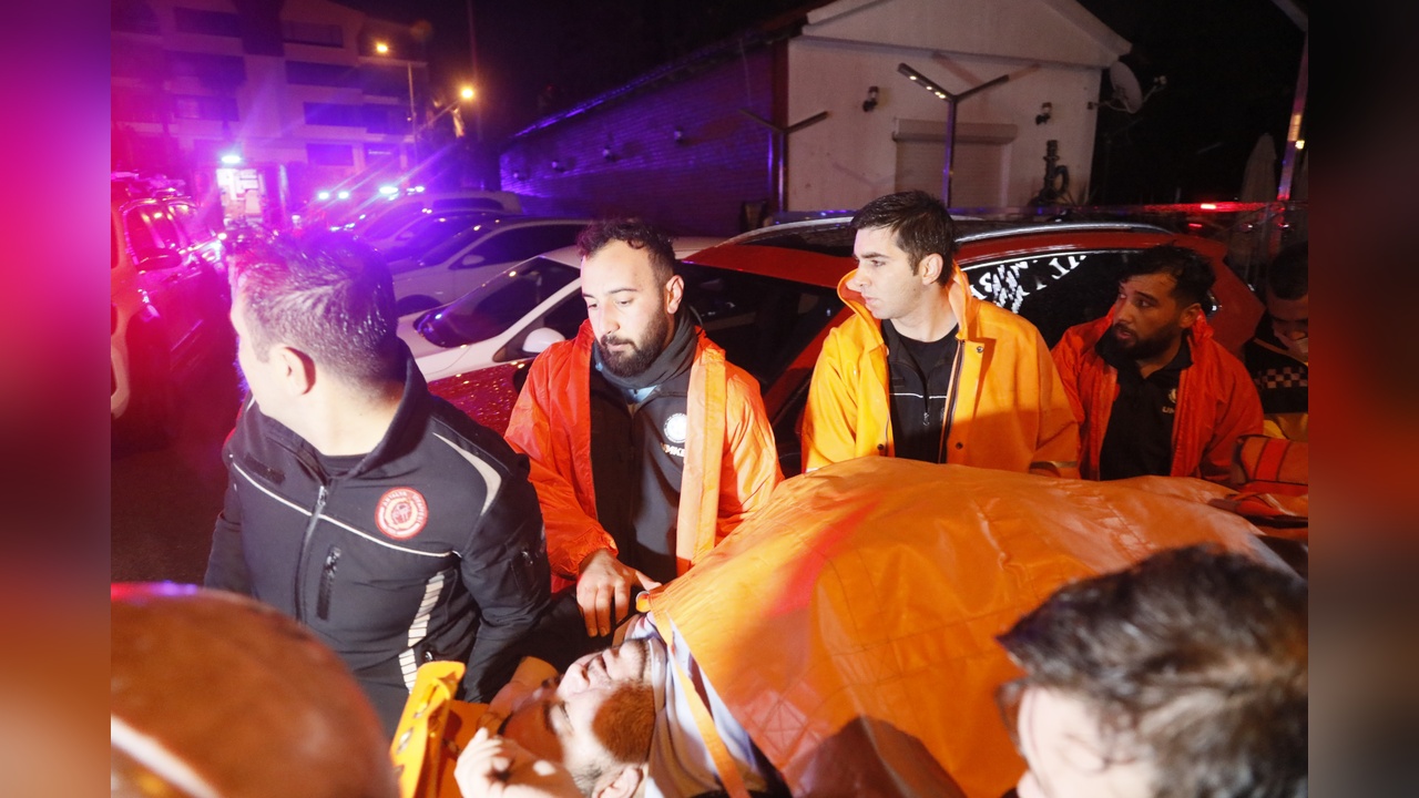 Falezlerden Denize Düşen Kişi Telefon Konuşması Sırasında Olay Yaşadı