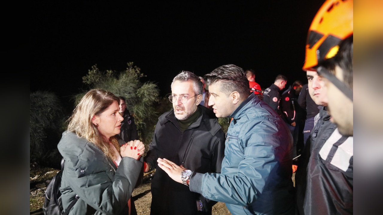 Falezlerden Denize Düşen Araç İçin Arama Çalışmaları Devam Ediyor