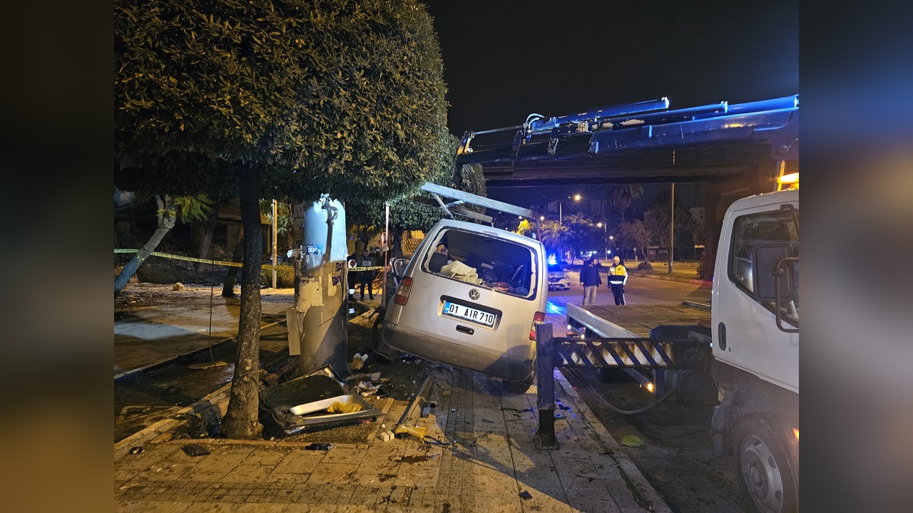 Reklam Totemi Direğine Çarpan Araçta Can Kaybı ve Yaralanma