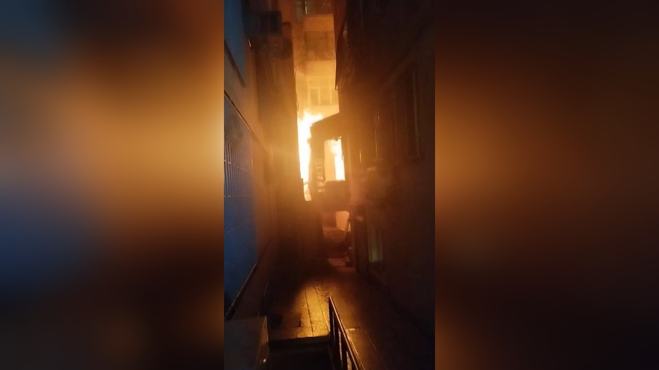 Bakırköy'de Korkutan Yangın: İki Katlı Ahşap Bina Alevlere Teslim Oldu