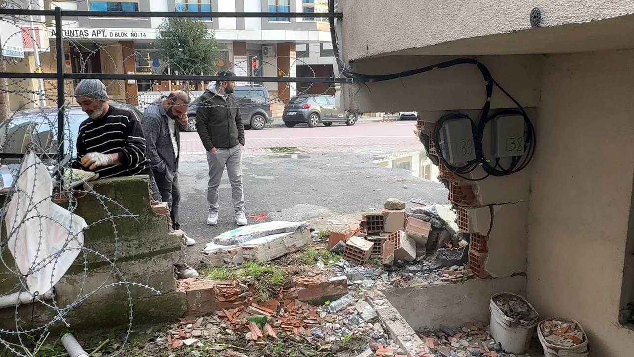 Avcılar'da Park Kazası: Araç Duvara Çarptı