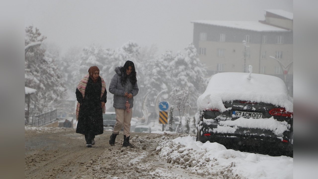 Hakkari'de Kar Yağışı Hayatı Olumsuz Etkiliyor