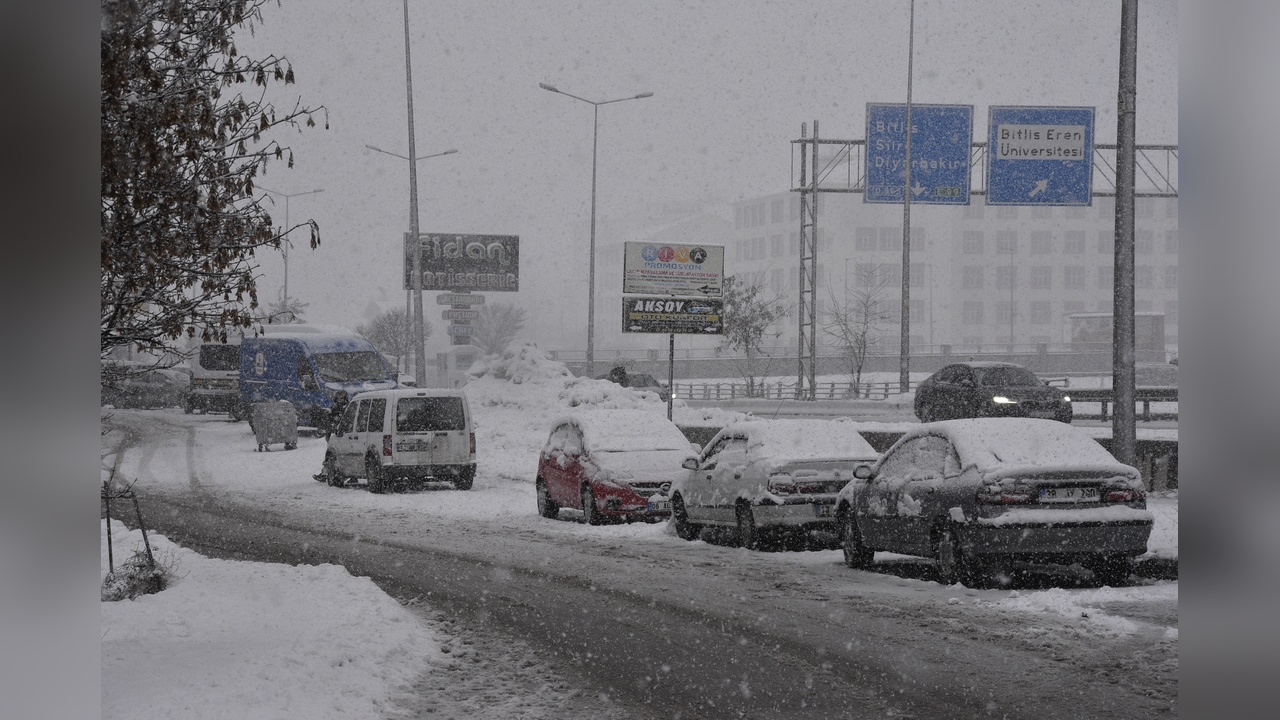 Bitlis'te Yoğun Kar Yağışı Hayatı Olumsuz Etkiledi
