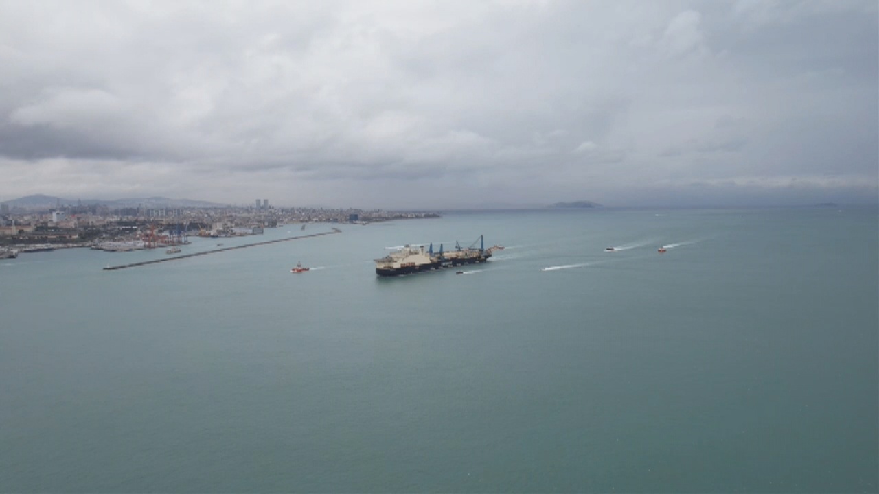 Doğalgaz Boru Serimi İçin Castorone Gemisi İstanbul Boğazı'ndan Geçiş Yaptı