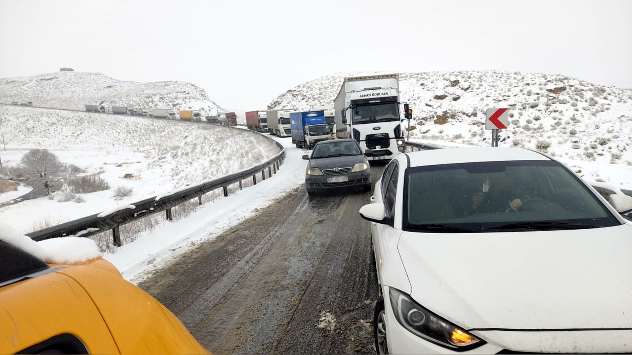 Van'da Yoğun Kar Yağışı Nedeniyle Bahçesaray Yolu Kapatıldı
