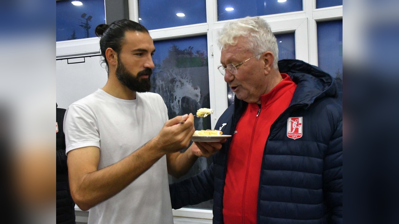 Balıkesirspor, Teknik Direktör Ertekin'i Pastayla Kutladı