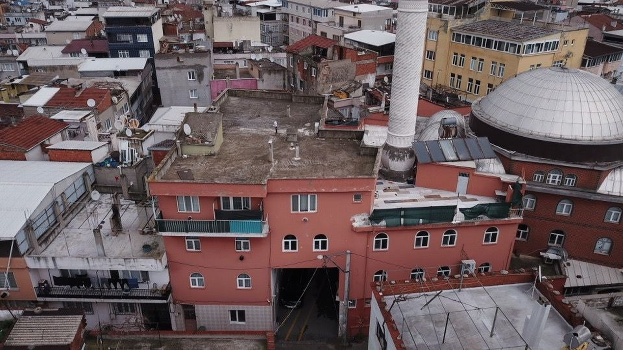Camide Namaz Kılınırken Altında Cenaze Töreni Gerçekleşiyor