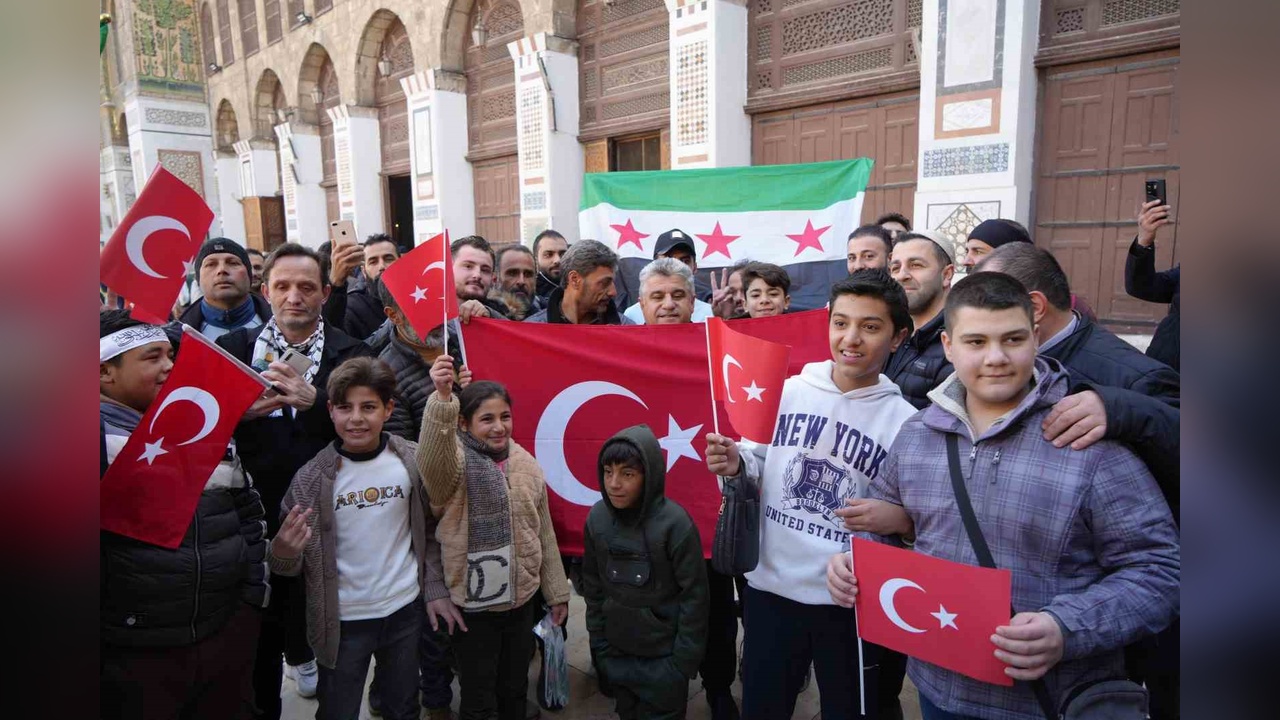 Emevi Camii'nde Cuma Namazı İçin Yoğun Katılım