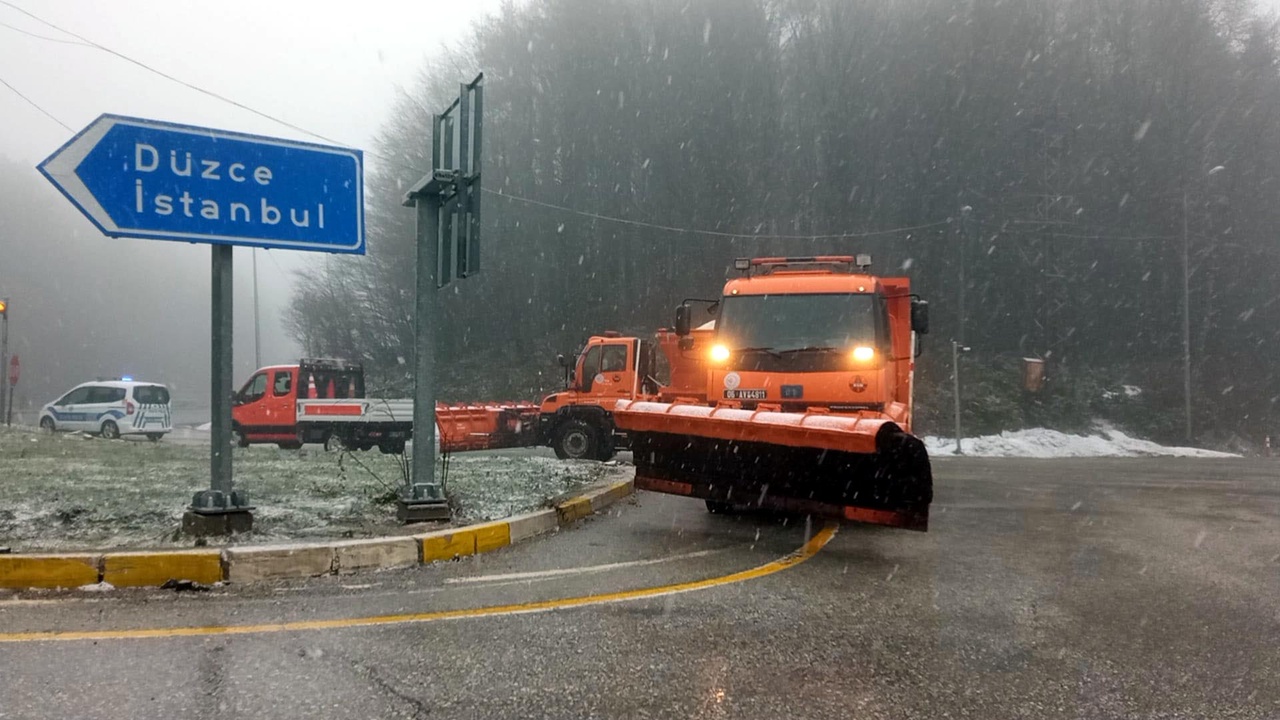 Bolu Dağı Geçişinde Kar Yağışı Etkili Olmaya Devam Ediyor