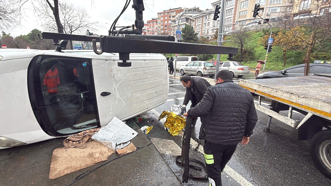 Beyoğlu'nda Polis Aracıyla Çarpışan Ticari Araç Devrildi