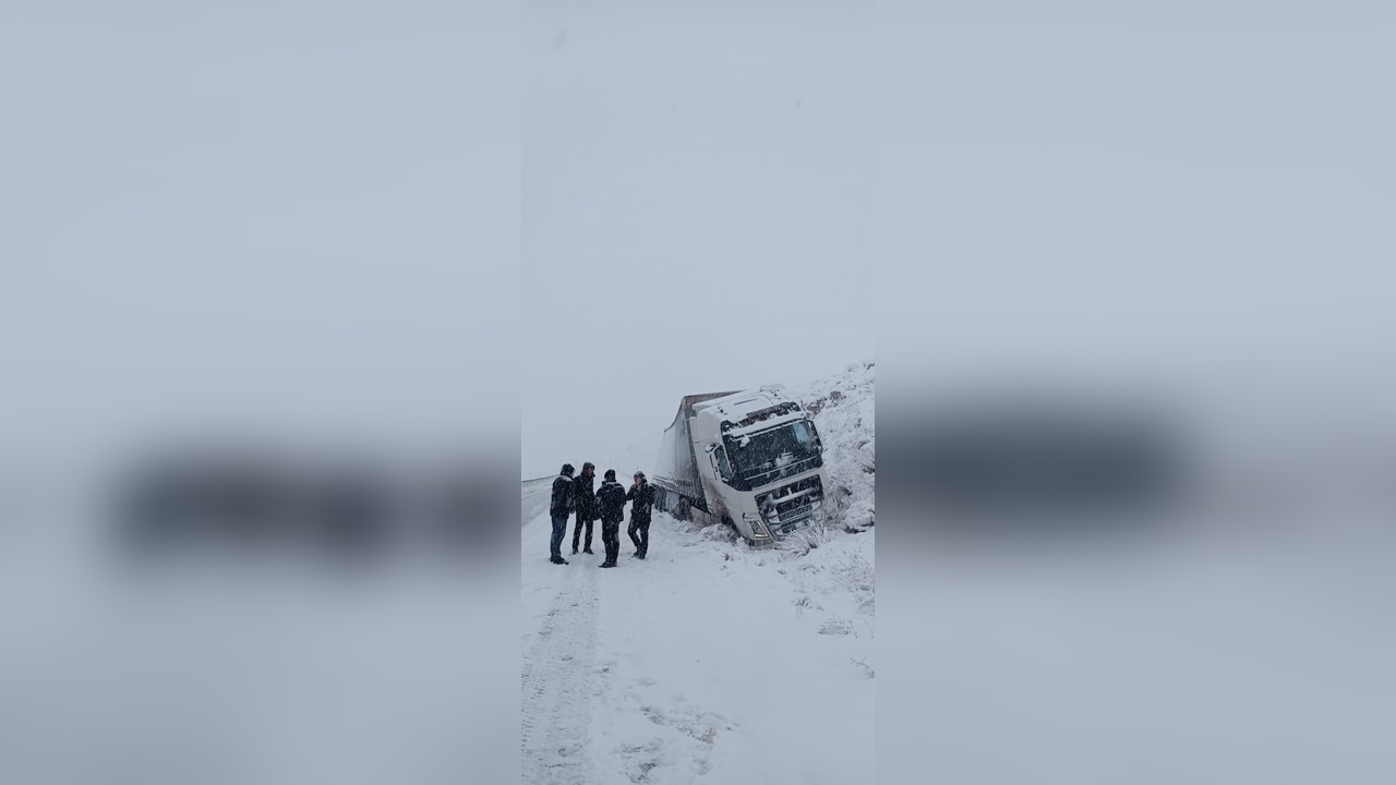 Van'da Yoğun Kar Yağışı Nedeniyle Bahçesaray Yolu Kapatıldı