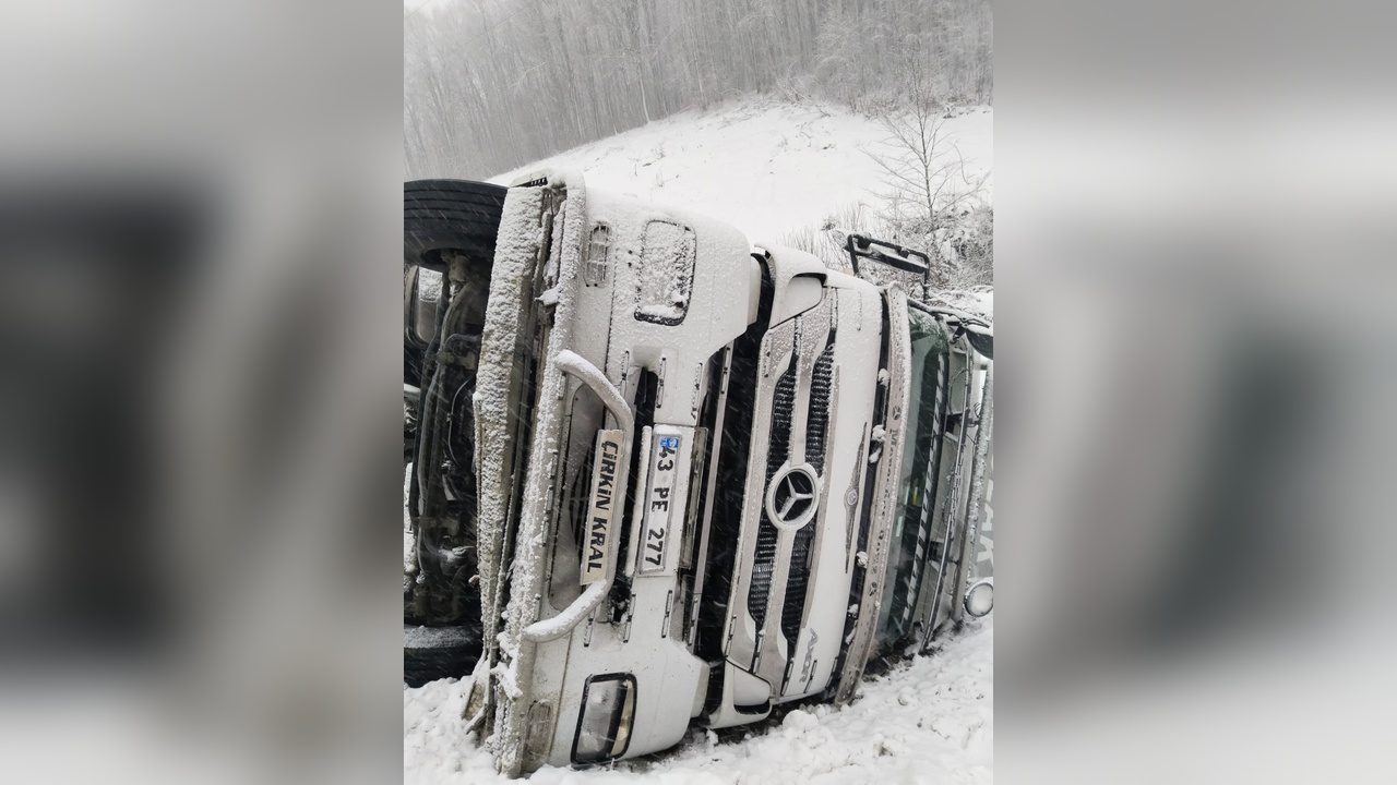Karla Kaplı Yolda Devrilen TIR'da İki Kişi Yaralandı
