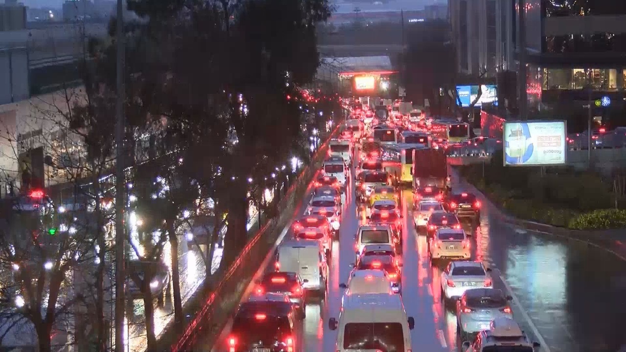 İstanbul'da Trafik Yoğunluğu Rekor Seviyeye Ulaştı
