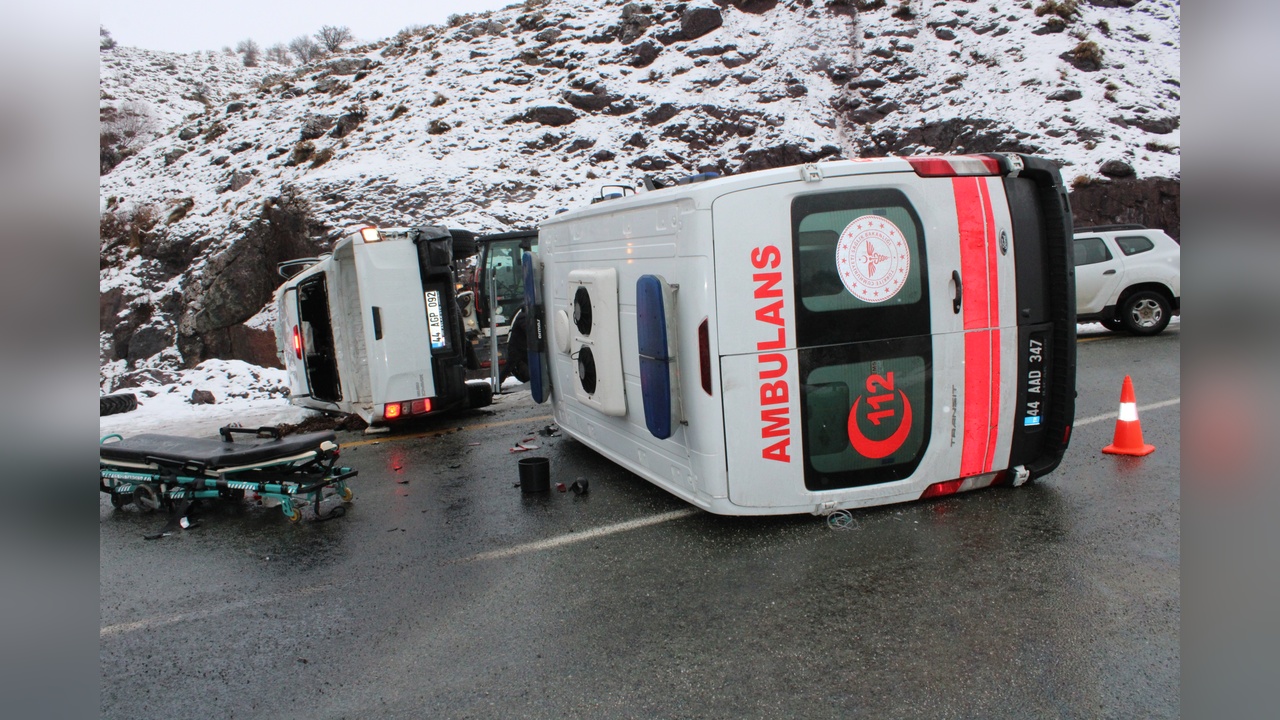 Malatya'da Ambulans ve Kamyonet Çarpışması: Yedi Kişi Yaralandı