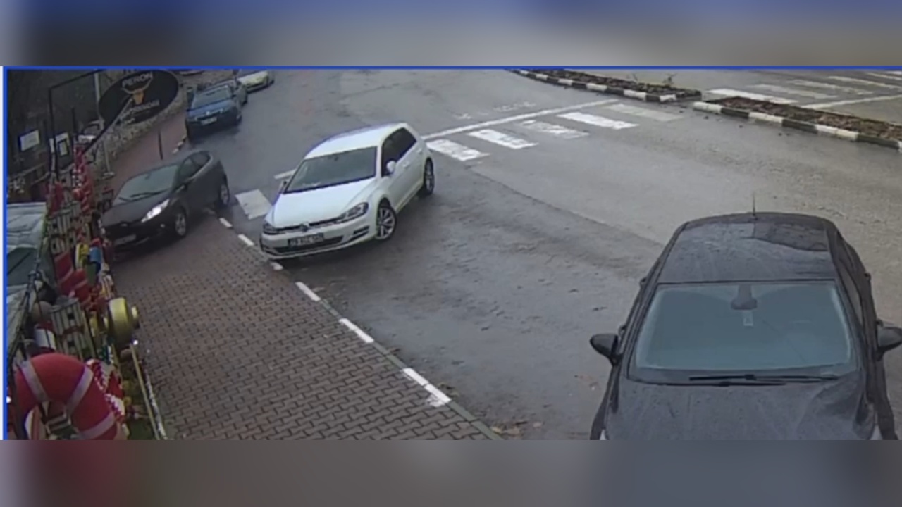 Restoran Çitlerine Çarpan Otomobilin Anları Güvenlik Kamerasında