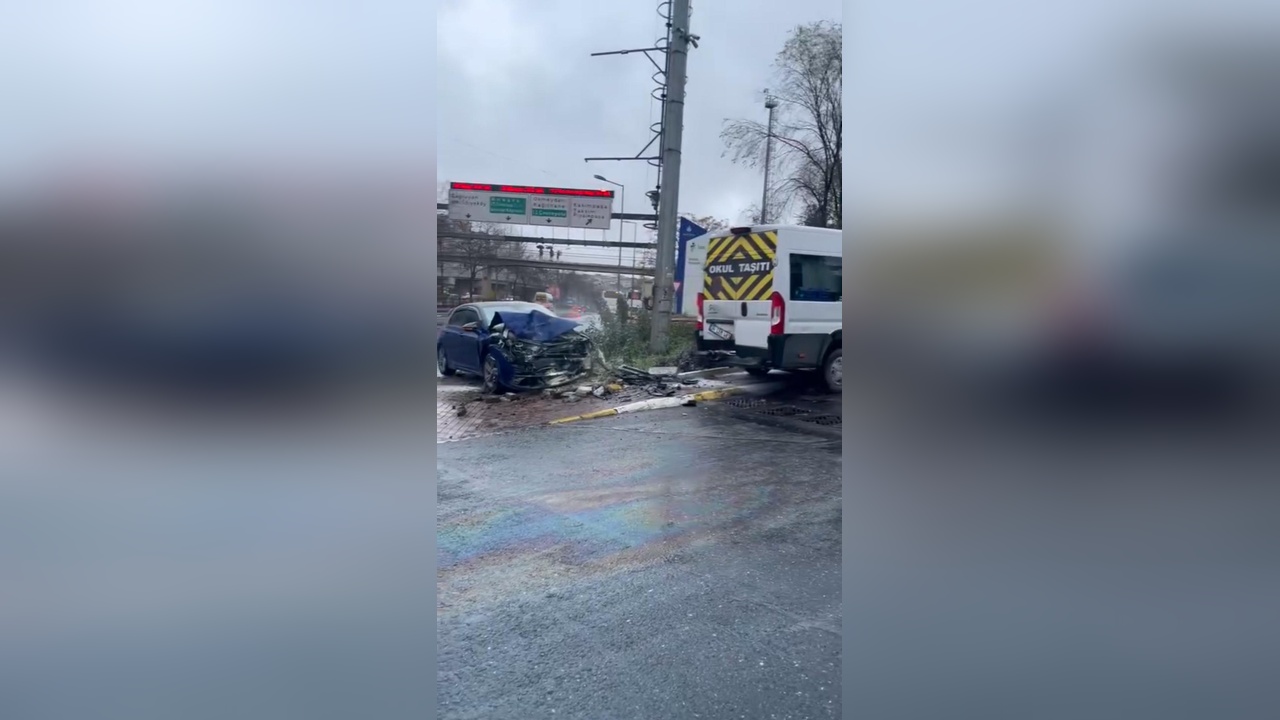 Şişli'de Kontrolden Çıkan Araç Yön Tabelasına Çarptı, İki Kişi Yaralandı