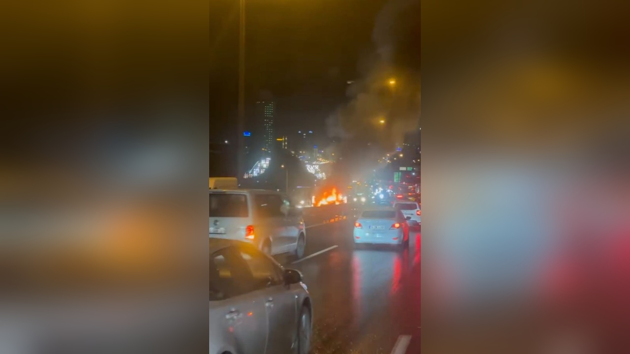 Başakşehir'de Seyir Halindeki Araç Yangını