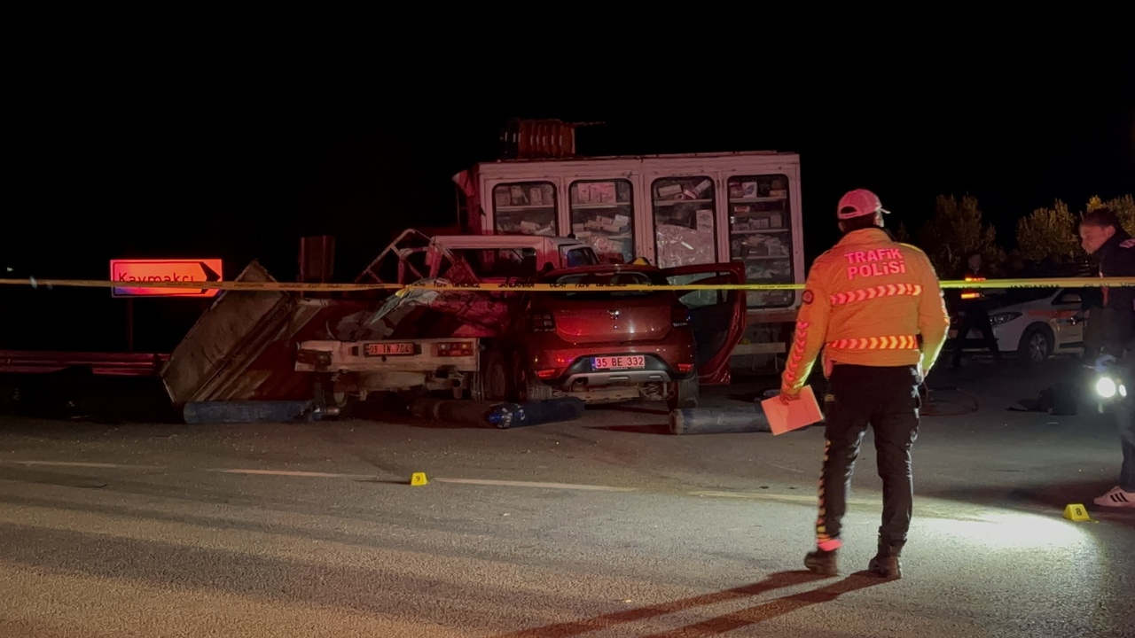 İzmir'de Üç Araçlı Trafik Kazası: İki Can Kaybı ve Dört Yaralı