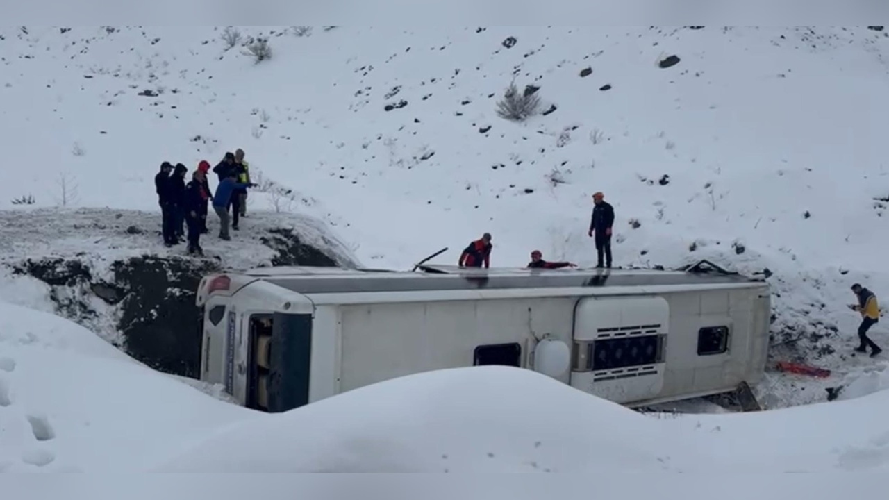 Erzincan'da Yolcu Otobüsü Şarampole Düştü