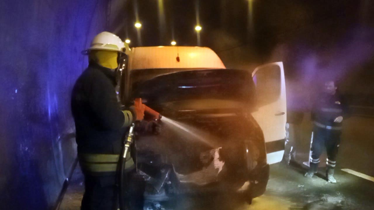Bolu Dağı Tüneli'nde Minibüs Yangını Meydana Geldi