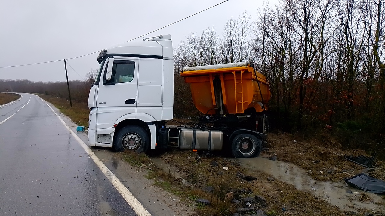 Silivri'de İki Kamyon Çarpıştı: İki Kişi Yaralandı