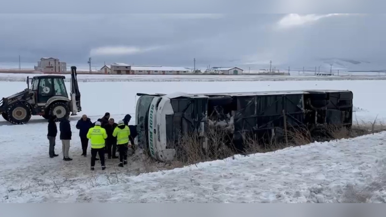 Kars'ta Yolcu Otobüsü Şarampole Düştü, 23 Kişi Yaralandı
