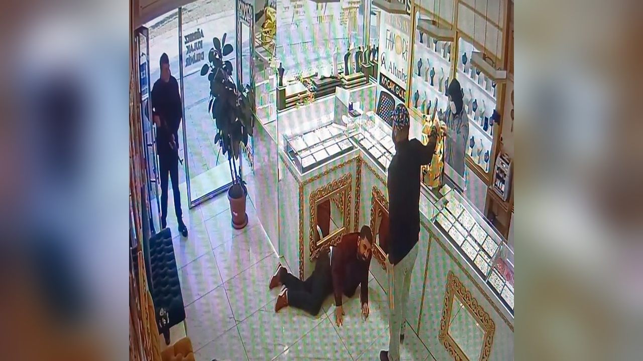 İstanbul'da Yakalanan Kuyumcu Soyguncuları Yurt Dışına Kaçmaya Çalışıyordu