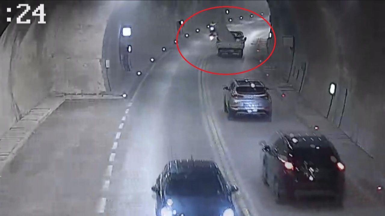 Kamyonet Üzerindeki Çatı Sacının Düşmesi Sonucu Motosiklet Kazası Meydana Geldi