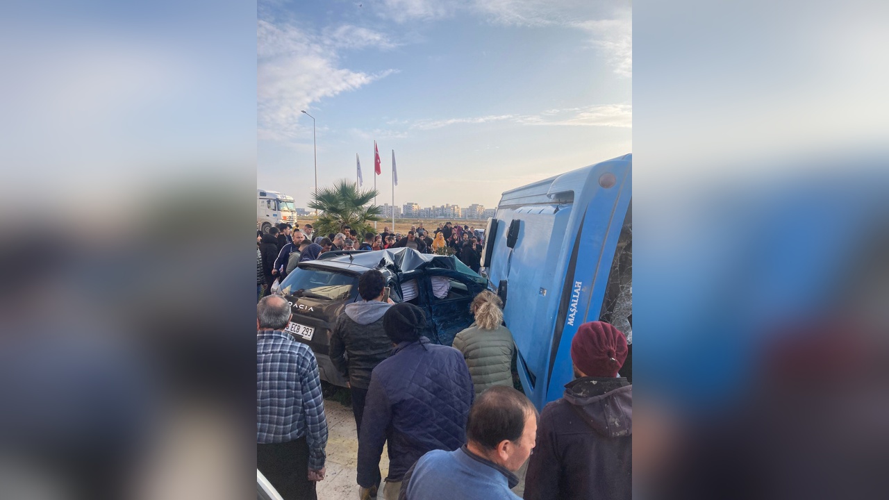 Adana'da Midibüs ve Cip Çarpışması: Yedi Kişi Yaralandı