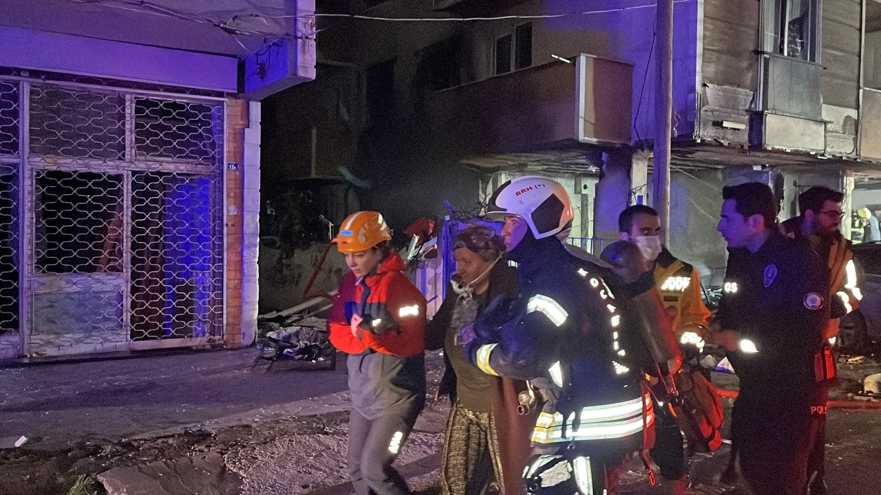 Kocaeli'deki Dört Katlı Binada Doğal Gaz Patlaması: 13 Kişi Yaralandı