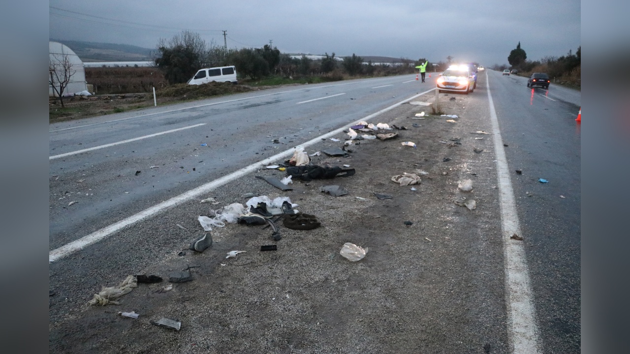 Denizli'de Feci Trafik Kazası: Aile Hayatını Kaybetti, Üç Kişi Yaralandı
